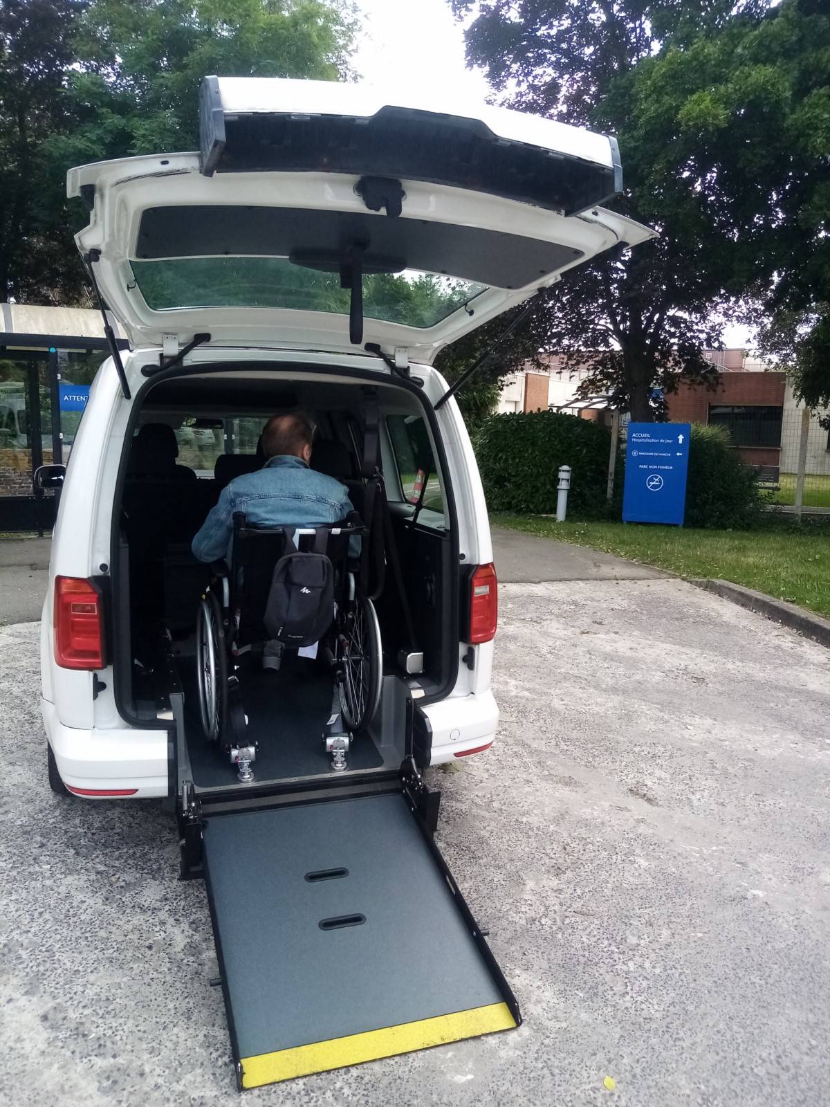 Un VSL-TPMR pour le transport des personnes à mobilité réduite vers les lieux de soins de lille Roubaix Tourcoing