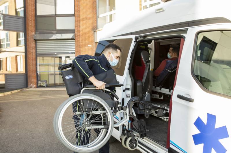 Ambulance pour votre rééducation avec emplacement de chaise roulante pour votre rééducation à Neuville en Ferrain