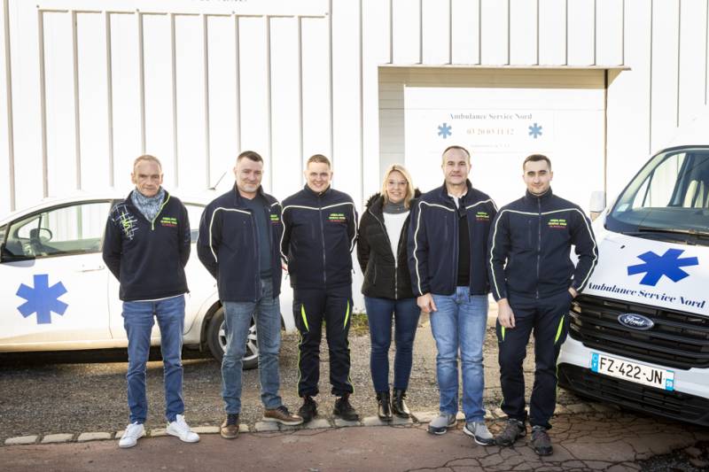 Service ambulance pour conduire des patients en maison de retraite