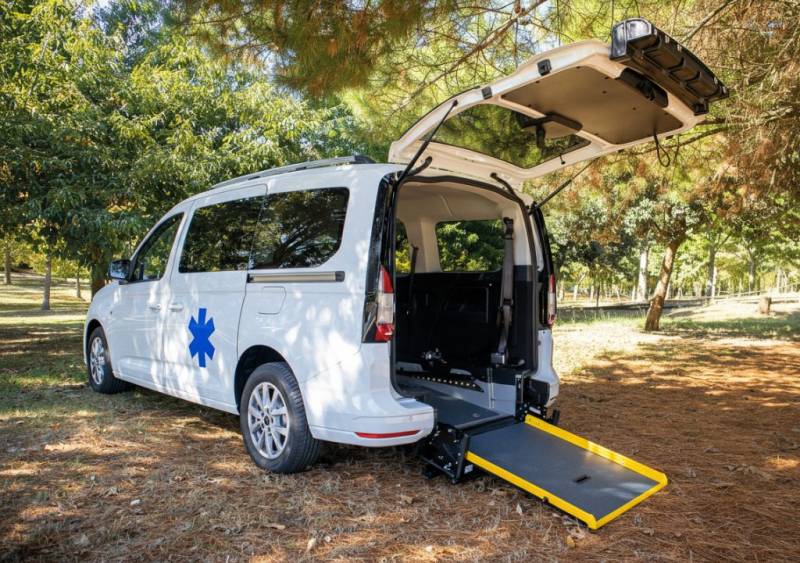 VSL-TPMR Ambulance Service Nord – véhicule adapté aux personnes en fauteuil roulant, équipé d’une rampe et d’un système d’arrimage sécurisé