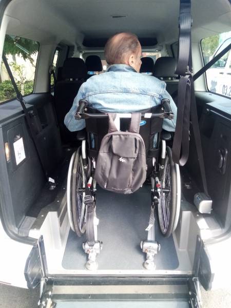 Le VSL TPMR une alternative à l'ambulance pour que les personnes en chaise roulante puissent ce rendre aux séance de dialyses à l'hôpital de Mouscron en Belgique