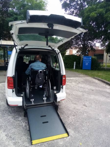 Le VSL-TPMR une alternative à l'Ambulance Allongée pour nos patients à mobilité réduite, tout en préservant le confort de leur chaise roulente manuelle ou électrique